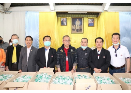 2020–03-15 泰国统促会、泰国王氏宗亲总会、泰国华商联合商会向彭改社区捐赠洗手液