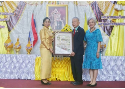 2020–12-04 LUMPINI小学授予泰国统促会王志民会长“年度荣誉父亲”称号