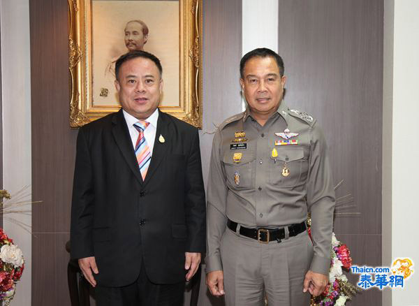 泰国警察总署署长颂育•奔攀曼警上将与泰国华人青年商会会长李桂雄合影